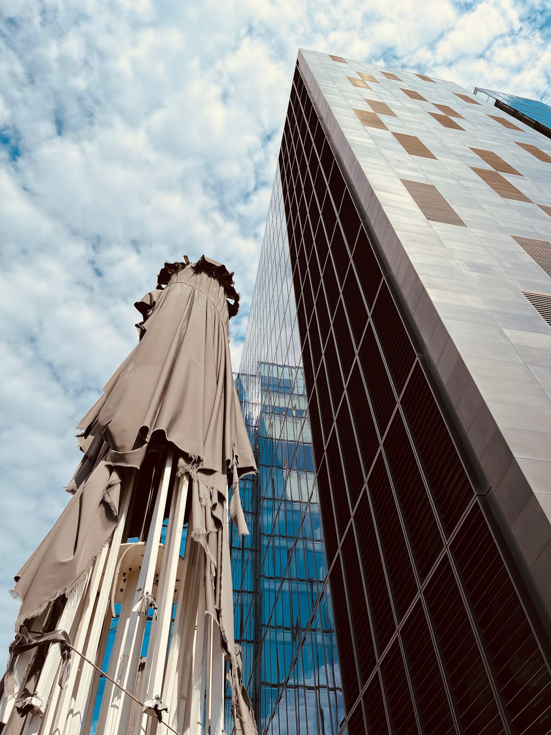 a-very-tall-building-next-to-a-very-tall-building-xsbsevtqs48